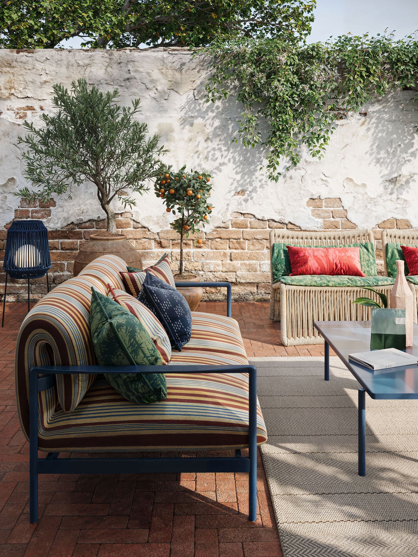 Outdoor Seating Distressed Brick Wall - Loomly Customs